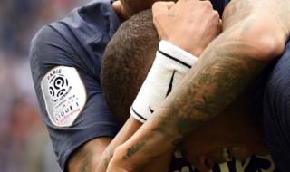 内马尔抱过小时候的姆巴佩 内马尔抱过小时候的姆巴佩